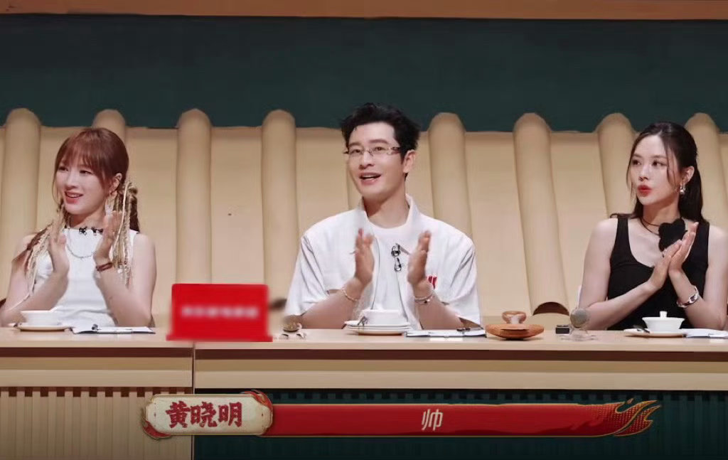 没有人在湖南能拒绝剁椒鱼头👫和伴侣漫步湖南夜市，点一份热气剁椒鱼头，烟火辣香萦