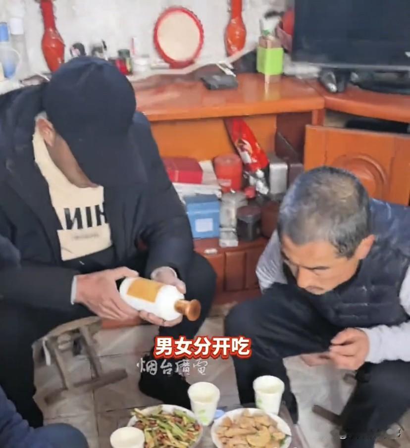 “谁说俺们山东女人不上桌”！山东，一名男子拍视频记录自家吃饭时的场景，显然是受到