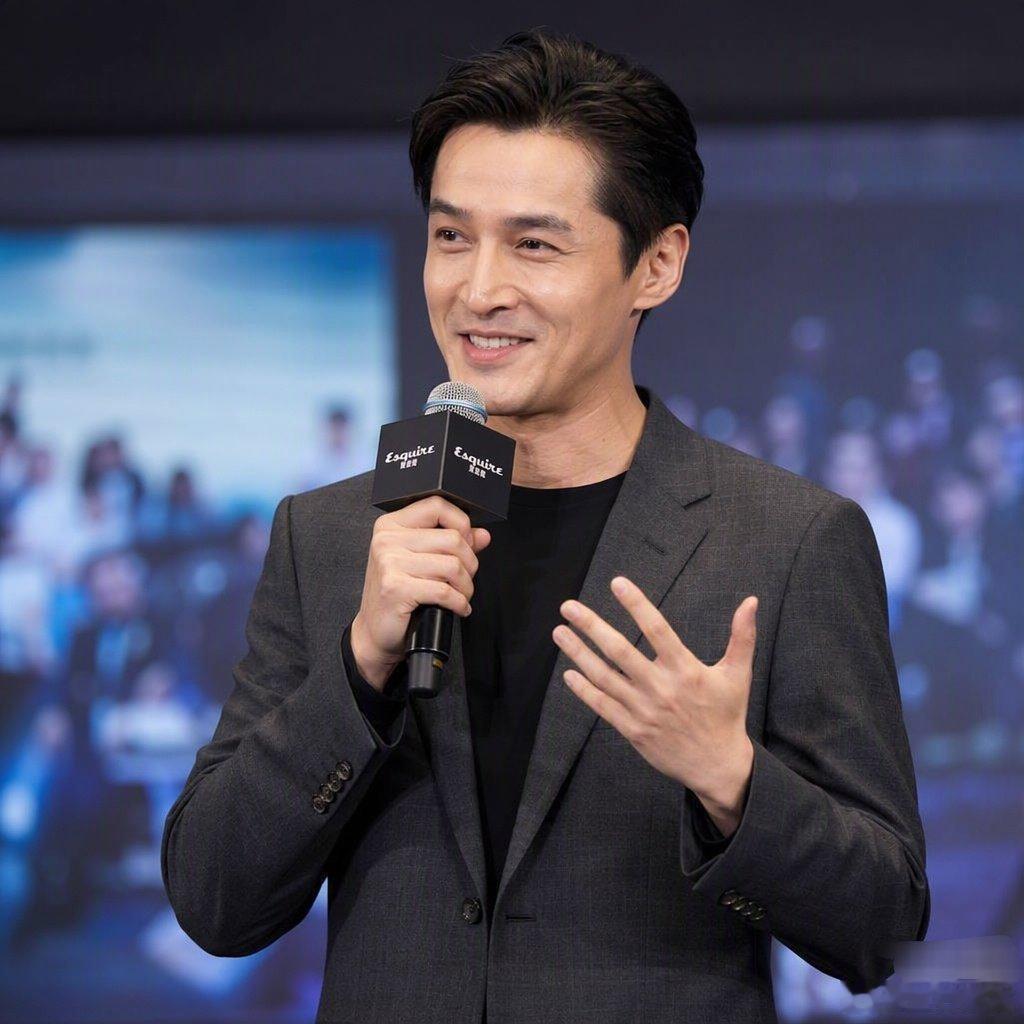 胡歌调侃自己排第八 胡歌这次在招商会上调侃自己排第八，说按笔画算“九转大肠”该排