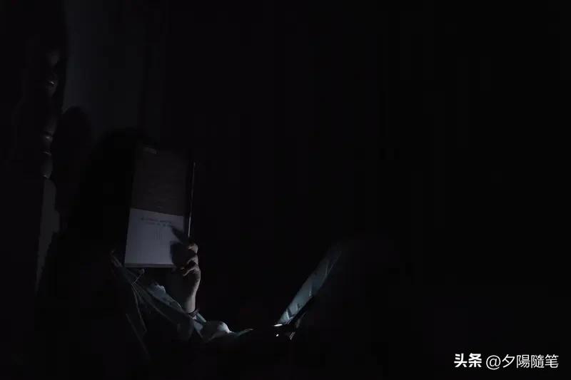 熬夜真的会导致植物神经发生紊乱。我之前有段时间疯狂熬夜赶项目，没几天就感觉不对劲