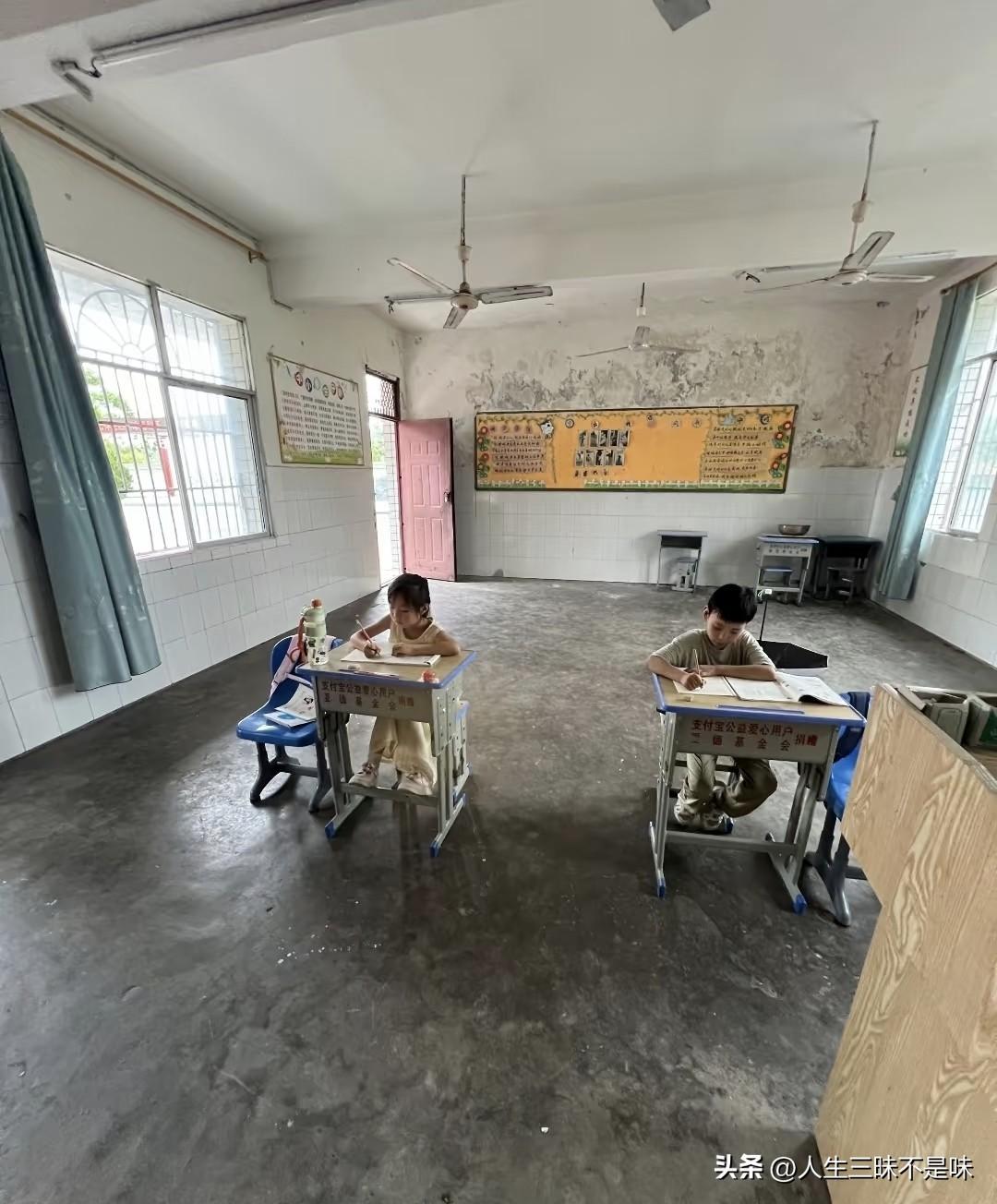 一间教室，只剩下两个学生。
这是杭州富阳的一所小学三年级的教室。

墙上的板报还