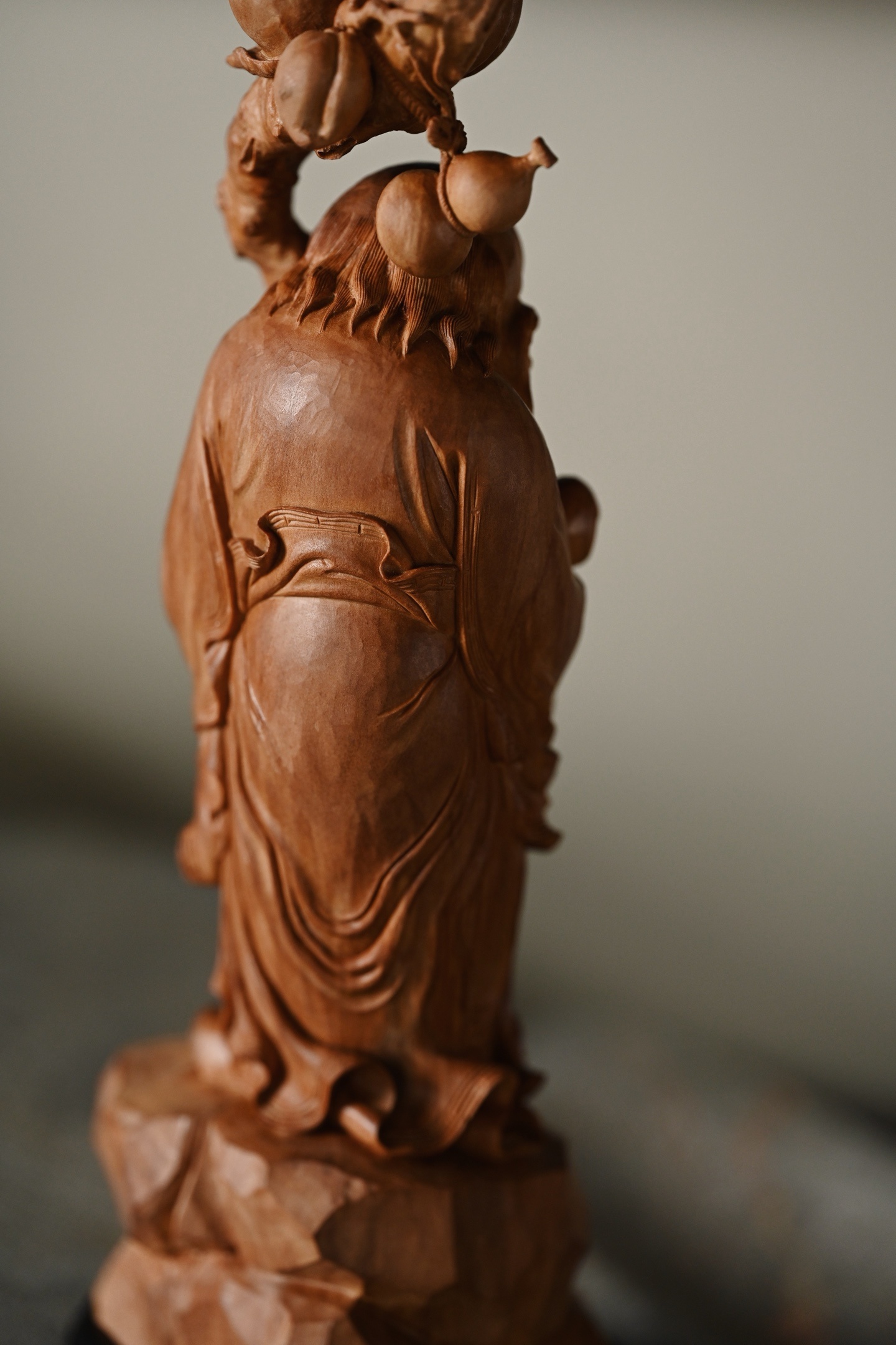 老山檀 | 寿星择料细腻，姿容刻画精妙，造型饱满，寿星脸颊圆润，头顶隆突，胸前须