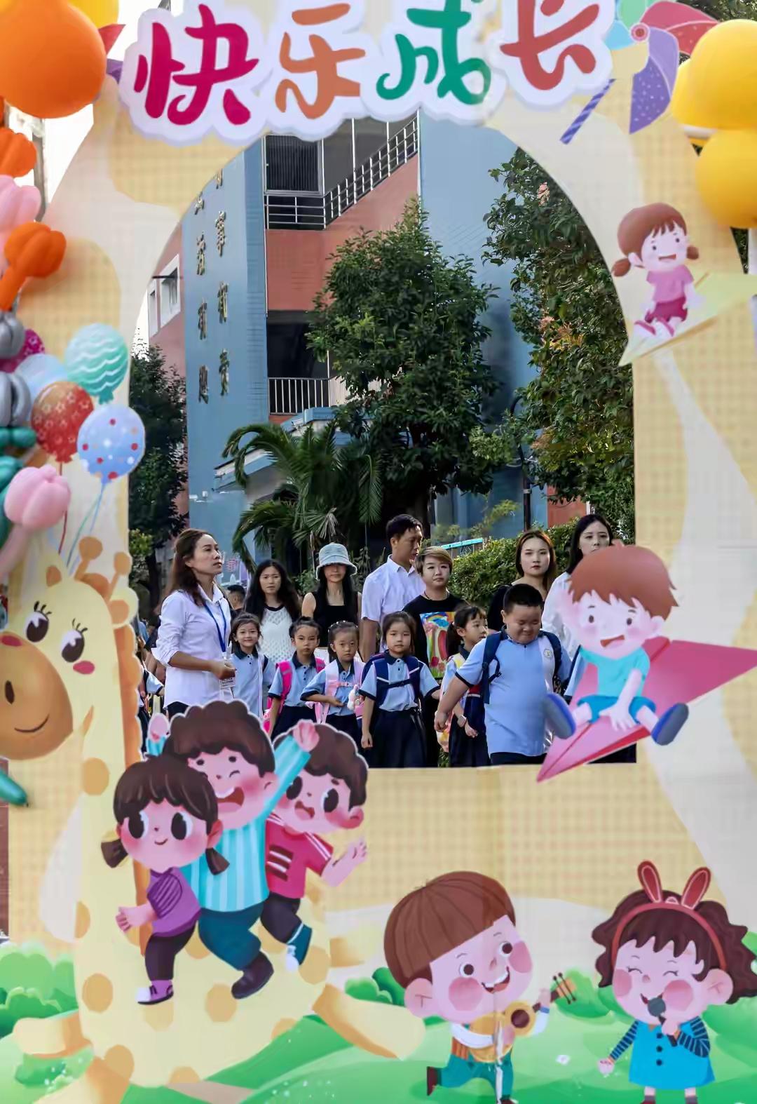 今天早7点半，全市各中小学门口的梧桐树下，已经飘起了校服的蓝白色浪潮。背着鼓囊囊
