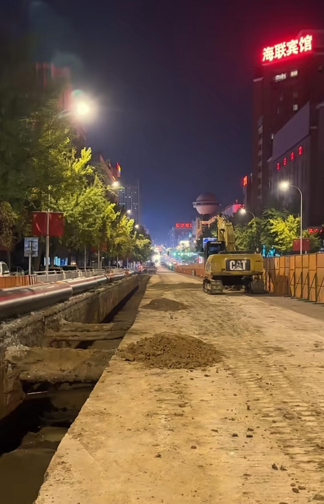 初看这条路以为本溪是在修建地铁口，走进去仔细观察才恍然大悟。实际上这是本溪市解放