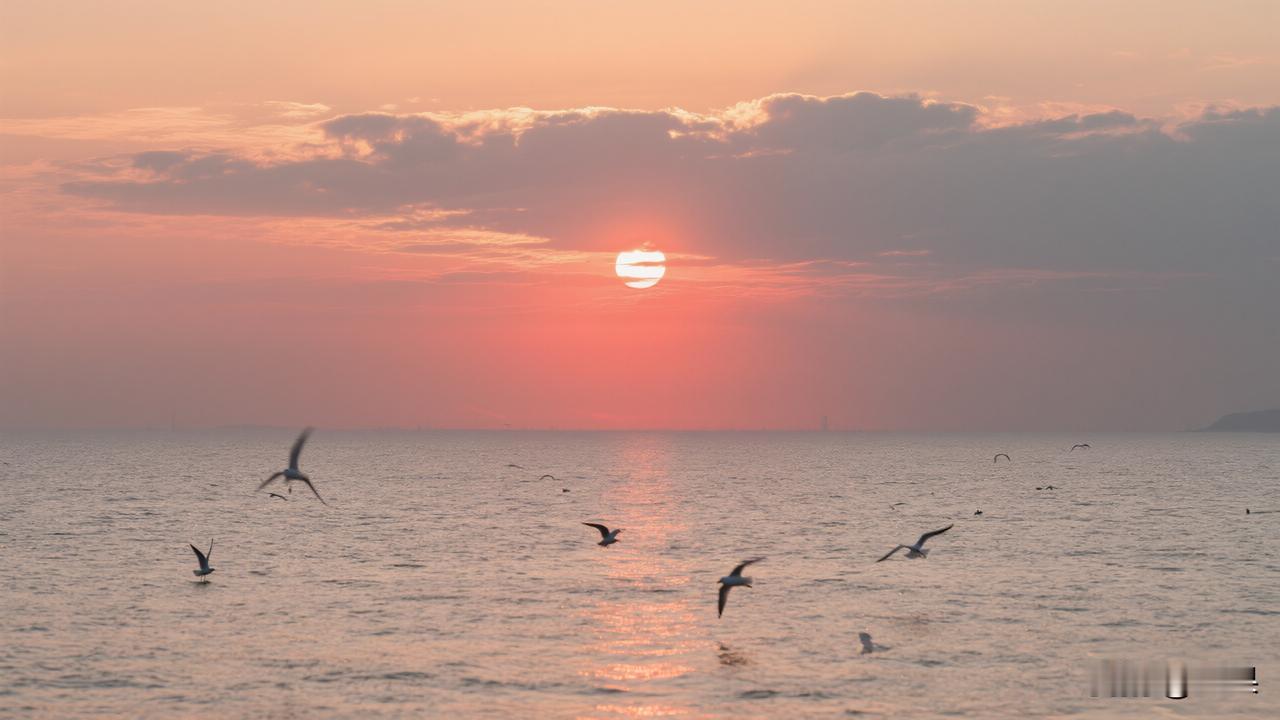 赏析：这幅对联下联以“日出东海天下明”对应上联“月落西山大地暗”，形成昼夜交替、