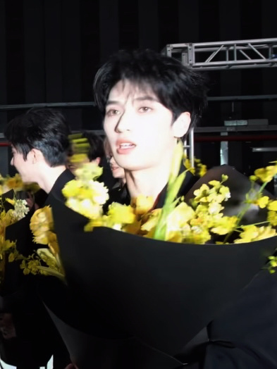 盛装出席  手捧鲜花  梦中的婚礼 