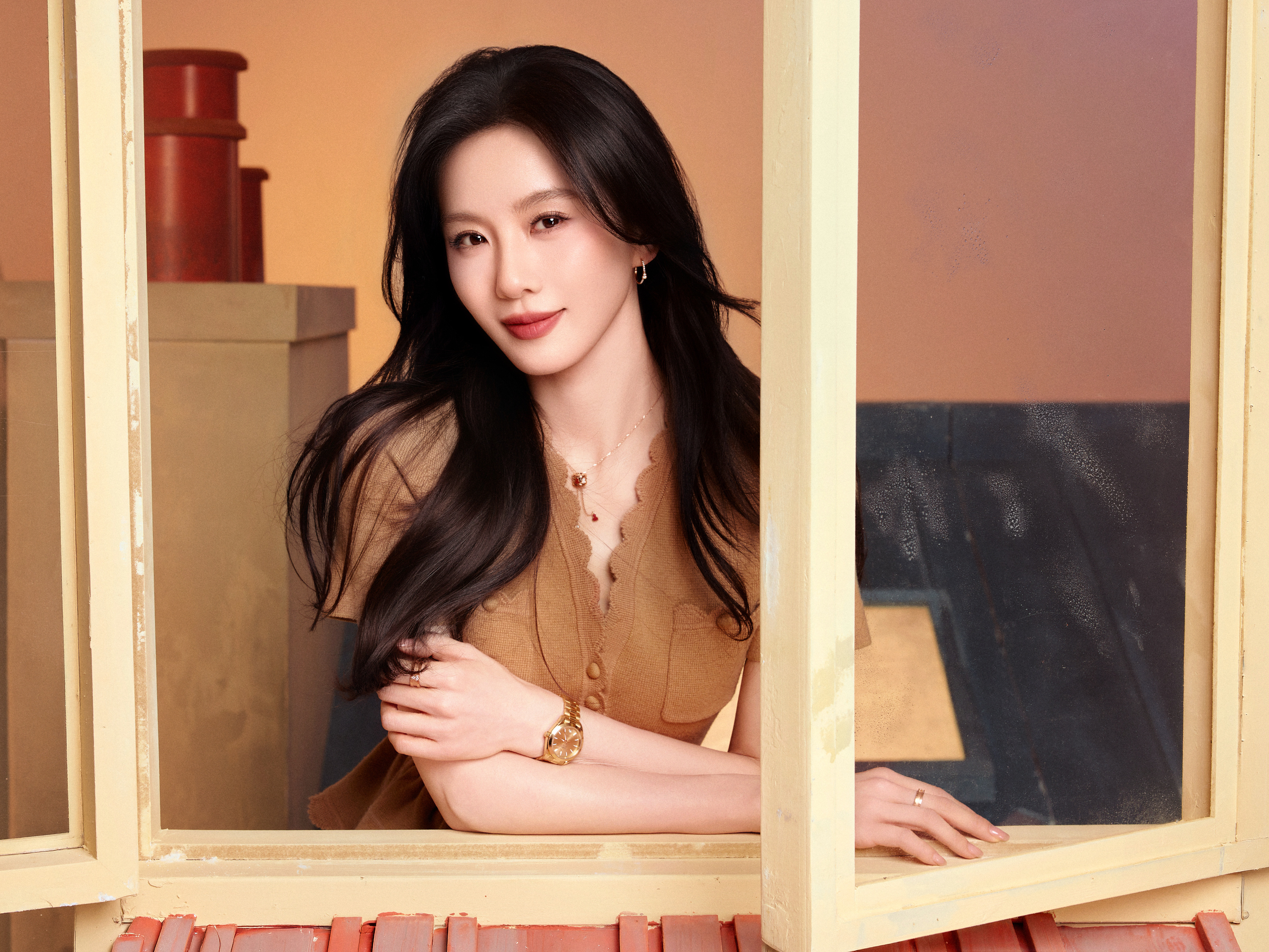 刘诗诗 撷一抹柔风，捧锦鲤纳福，祝大家除夕安康，岁岁常欢愉，马年万事胜意～🧧