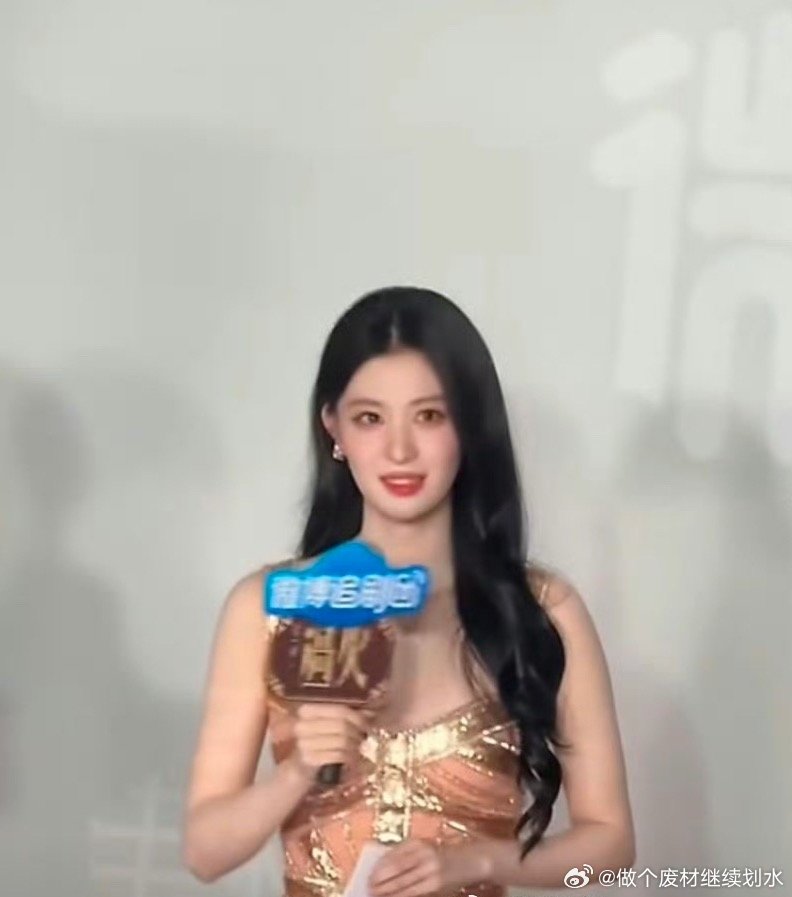 王楚然这一秒复仇女神这一秒过火追剧团谁来懂我一下呢！这个王楚然完全复仇女神吧！这