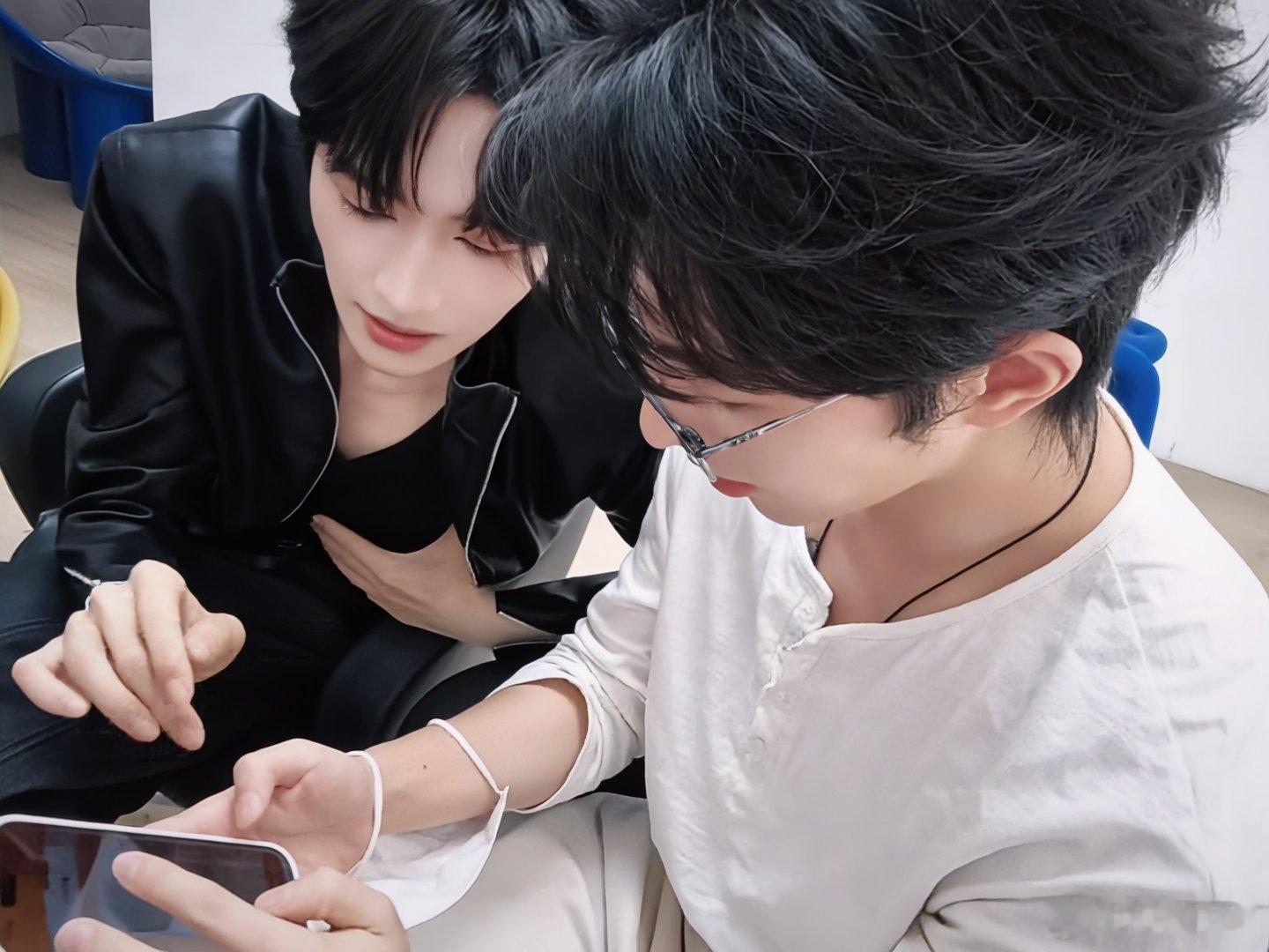 情是种，爱偏开在迷途