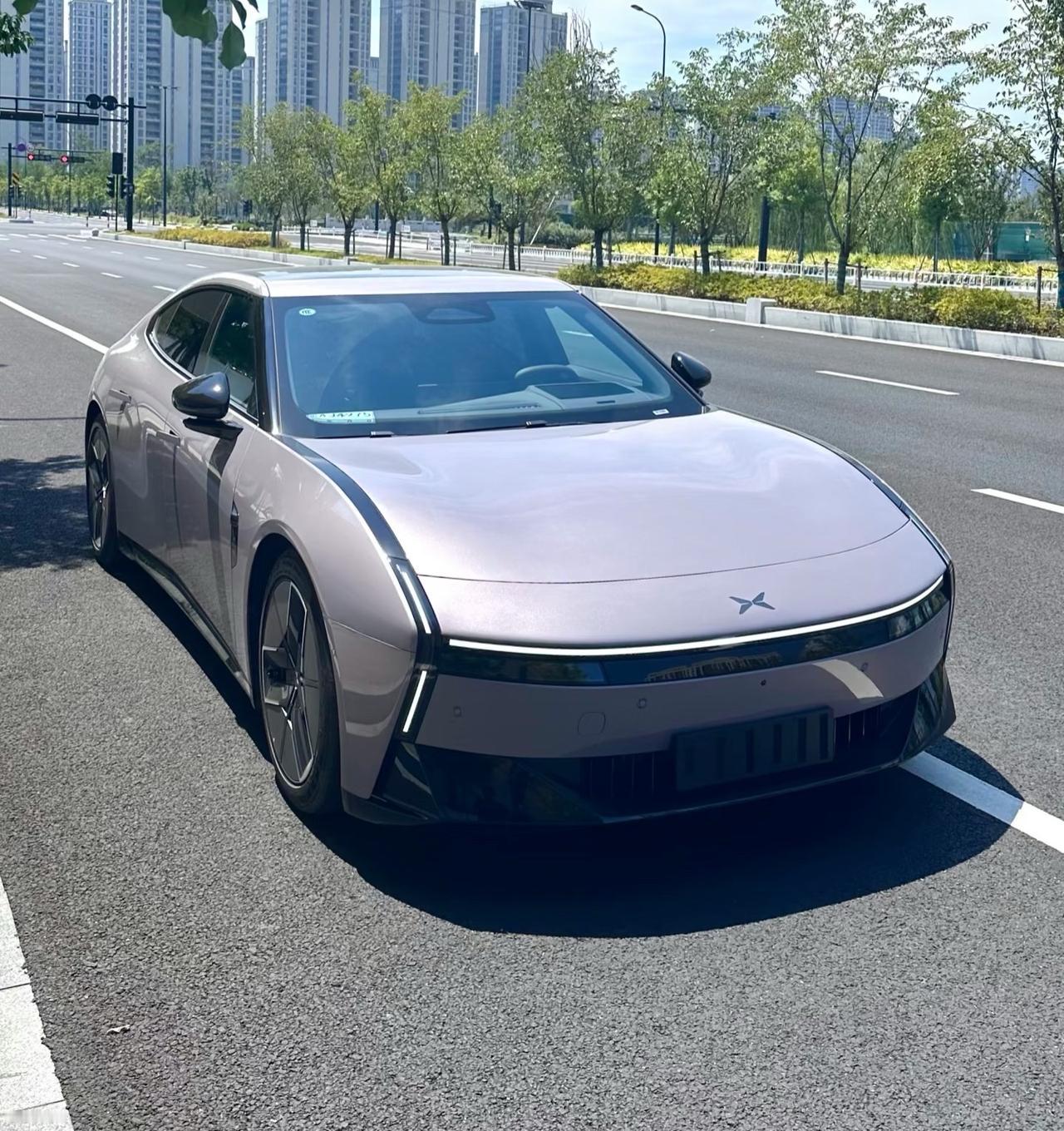 全新小鹏P7上市价正式公布21.98万，小鹏P7这定价，真的是把“诚意”两个字玩