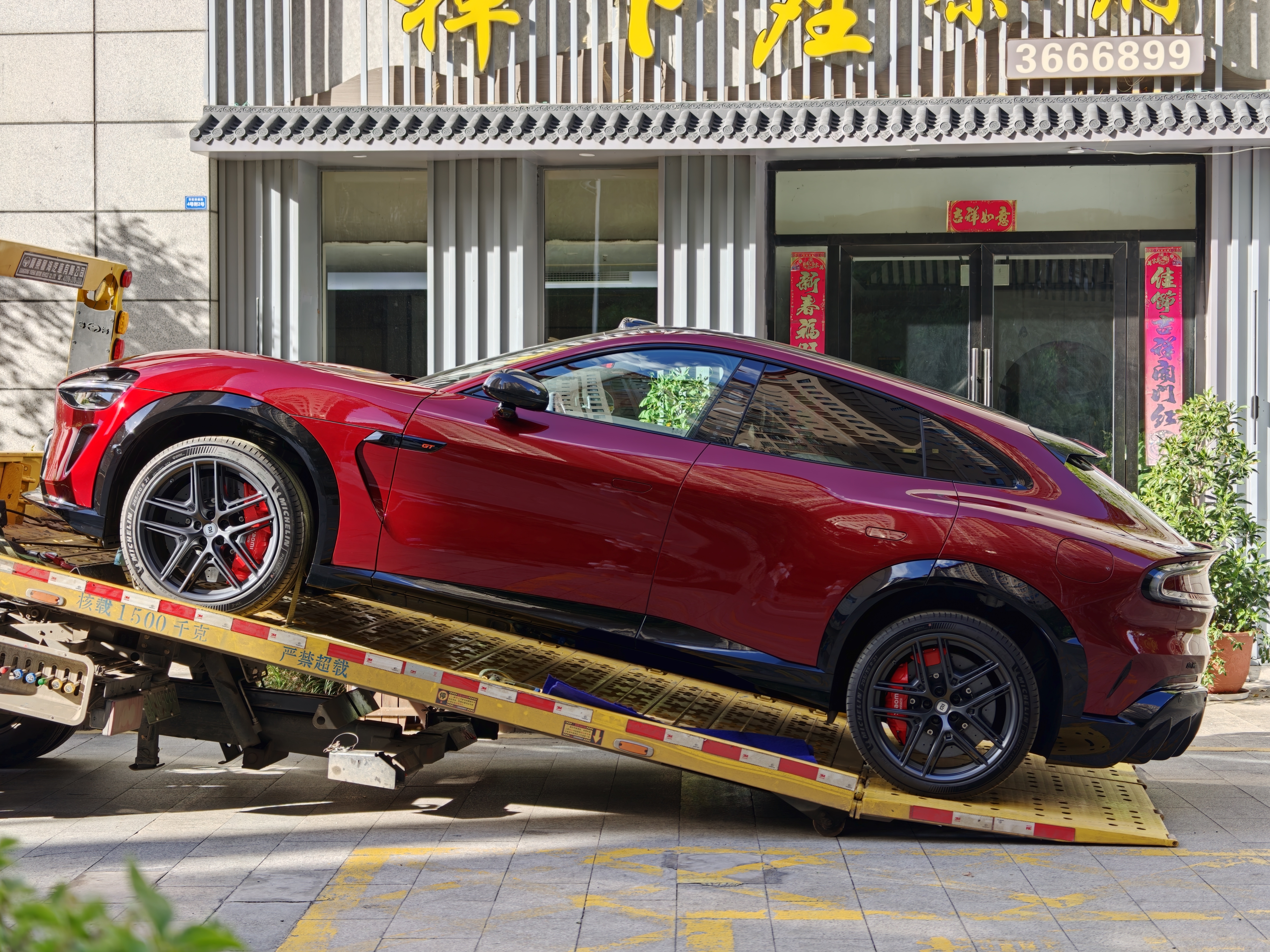 我的小米YU7 GT终于到了，太阳打在车漆上真的太美了