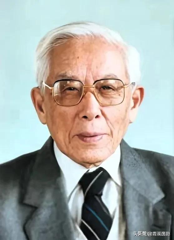 1993年，92岁的前北大校长周培源晨练回家后，对着妻子说：“我爱你！”妻子回看