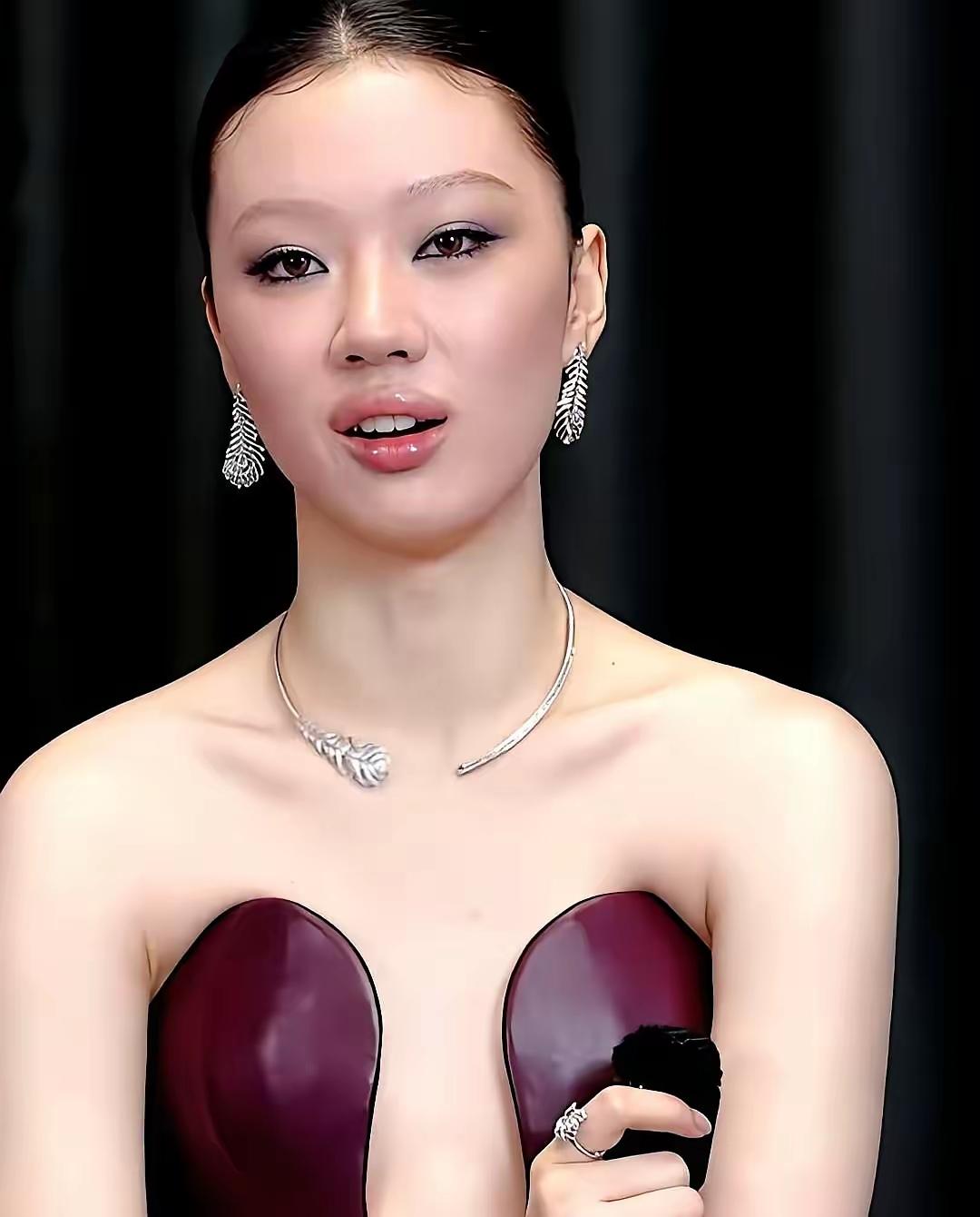 网友表示，单依纯可真厉害，60万的高级定制礼服硬是被她穿出了“两片猪肝”的既视感