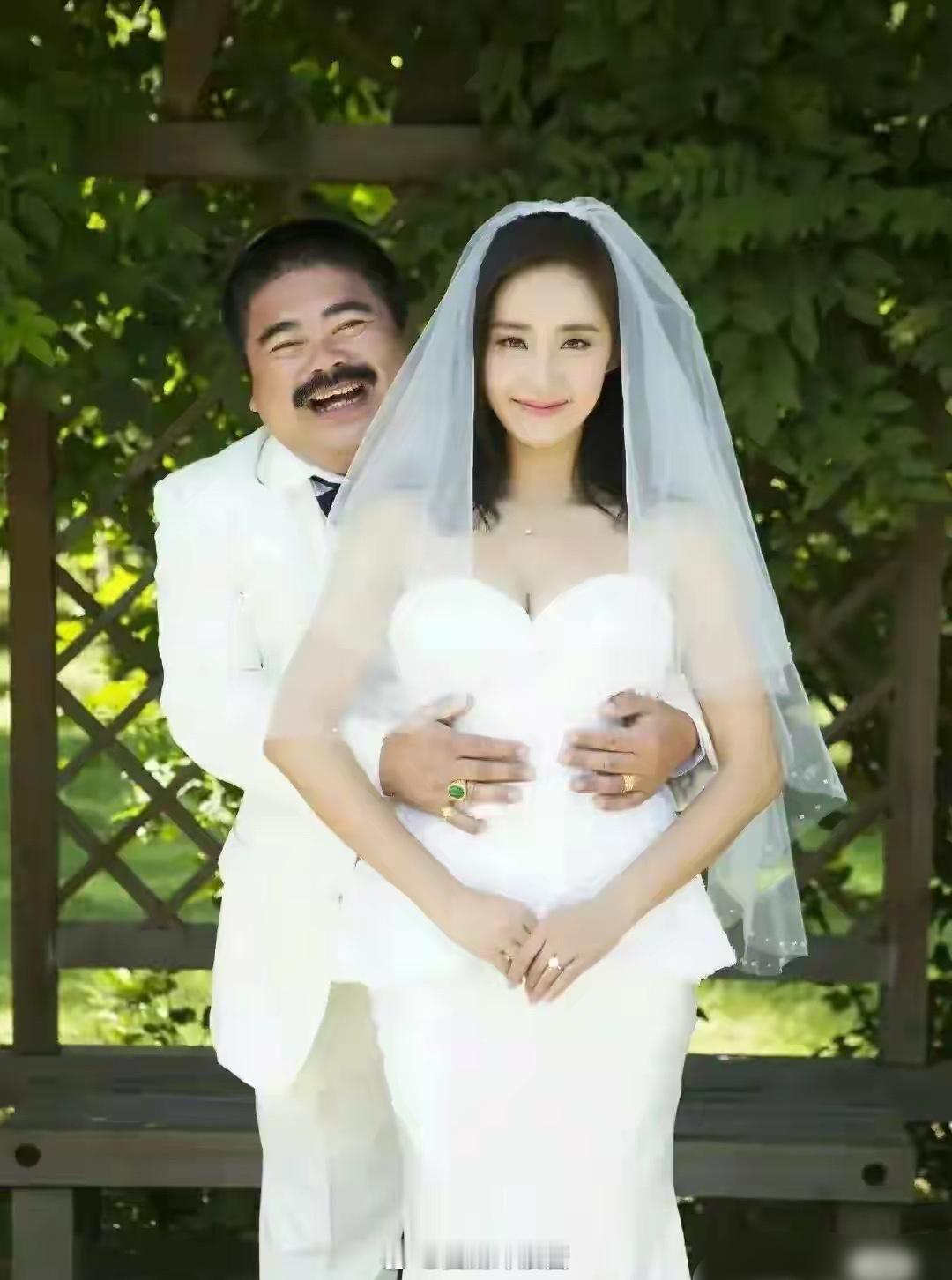 《夏洛特烦恼》彩蛋，原来秋雅的婚纱照还有这么多张，第一张新郎的手放的位置有点高了