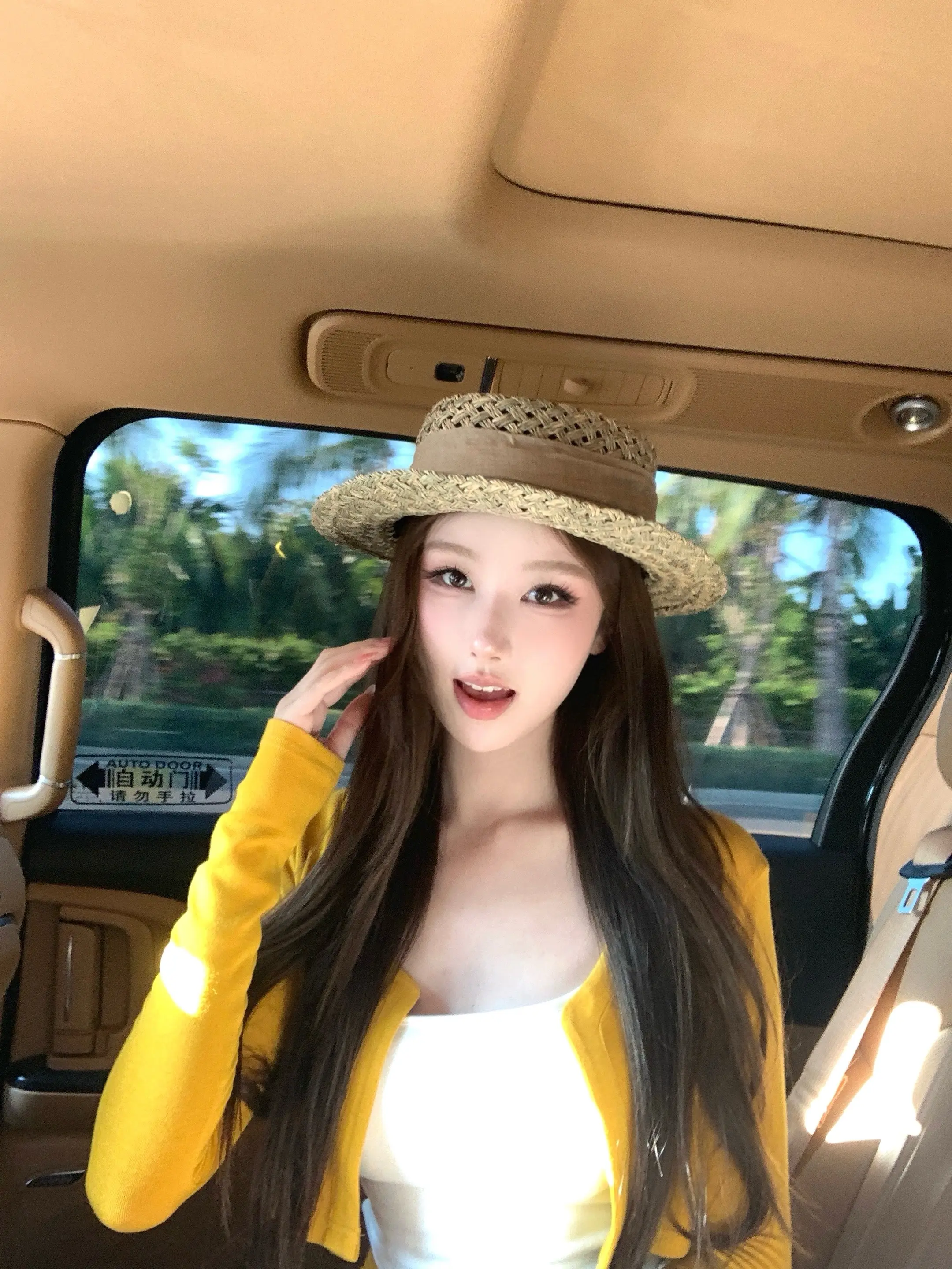 迷人的笑脸吸引视线。