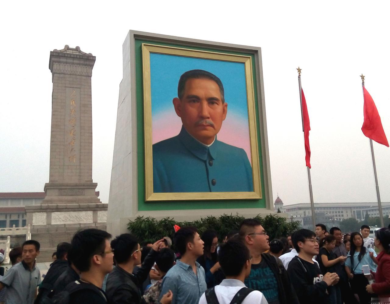 这波信号很明显了！5月1日晚上，北京天安门广场摆放孙中山先生画像。
昨晚天安门广