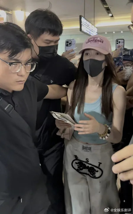 李小冉扶起摔倒粉丝李小冉姐姐太好了，粉丝摔倒了第一时间扶起关心~李小冉关心摔倒粉