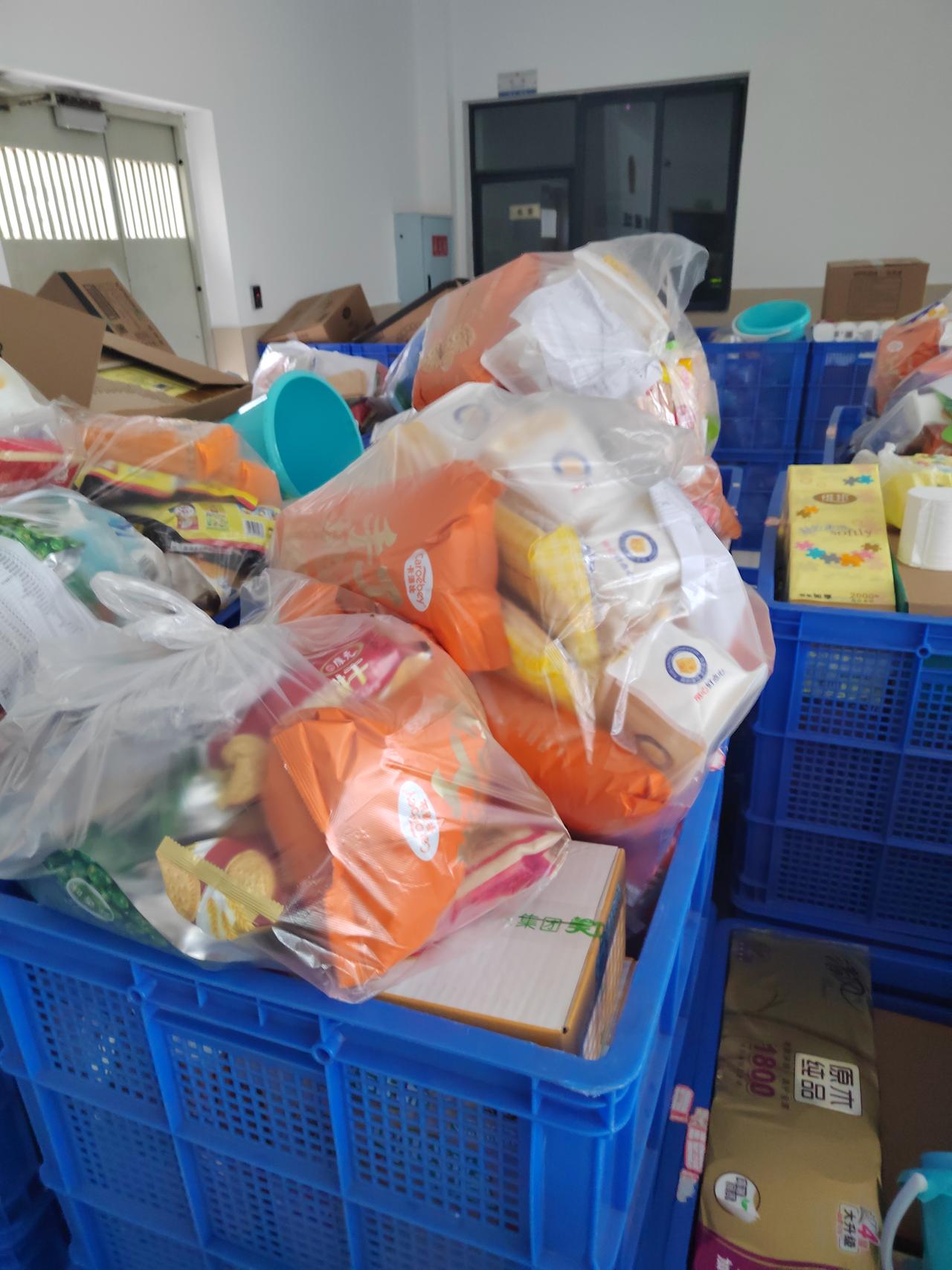 羁押看在看守所的当事人不需要交生活费，但充点零用钱可以改善生活