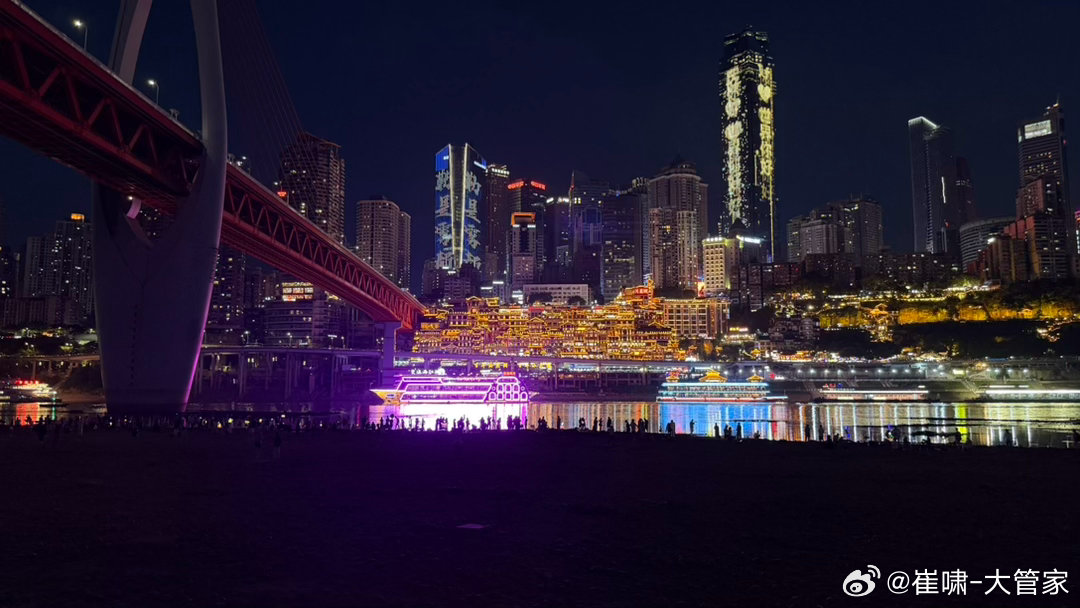 短视频平台养活了多少人啊，洪崖洞河对面这一排，全是各路直播和拍视频的人马。[震惊