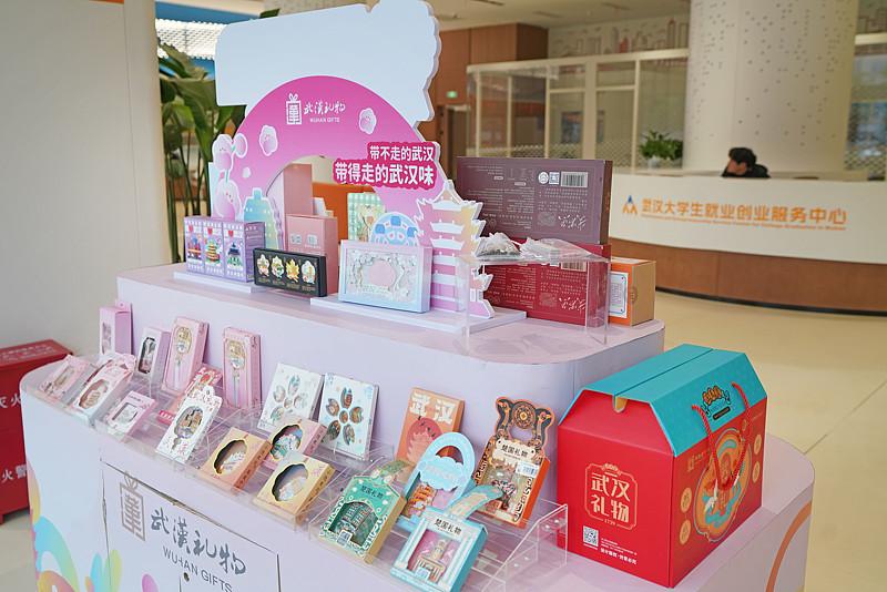 现在的大学生创业真的太敢玩了，武汉商贸职业学院电商专业的大三女生段宇佳，自己都不