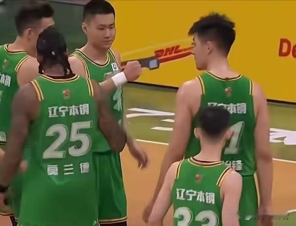 你有没有想过，那些舞台上闪闪发光的人，背后都做过什么？
他们没有直接站在聚光灯下