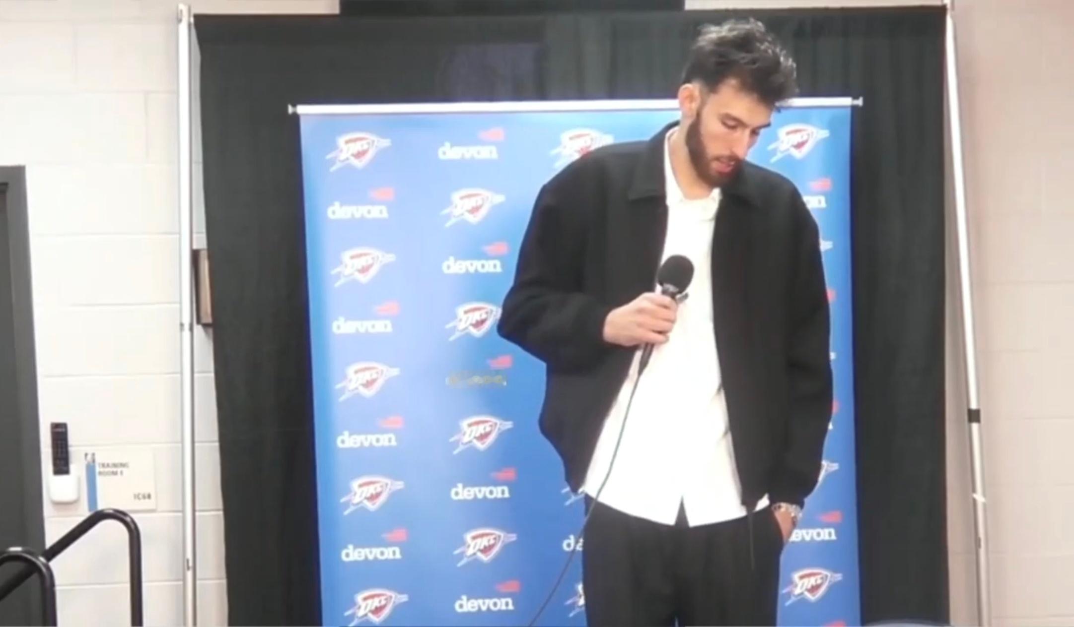 切特今天也是站着接受采访的一天，这些客队都没有高一点点的桌子吗😂雷霆战胜灰熊雷