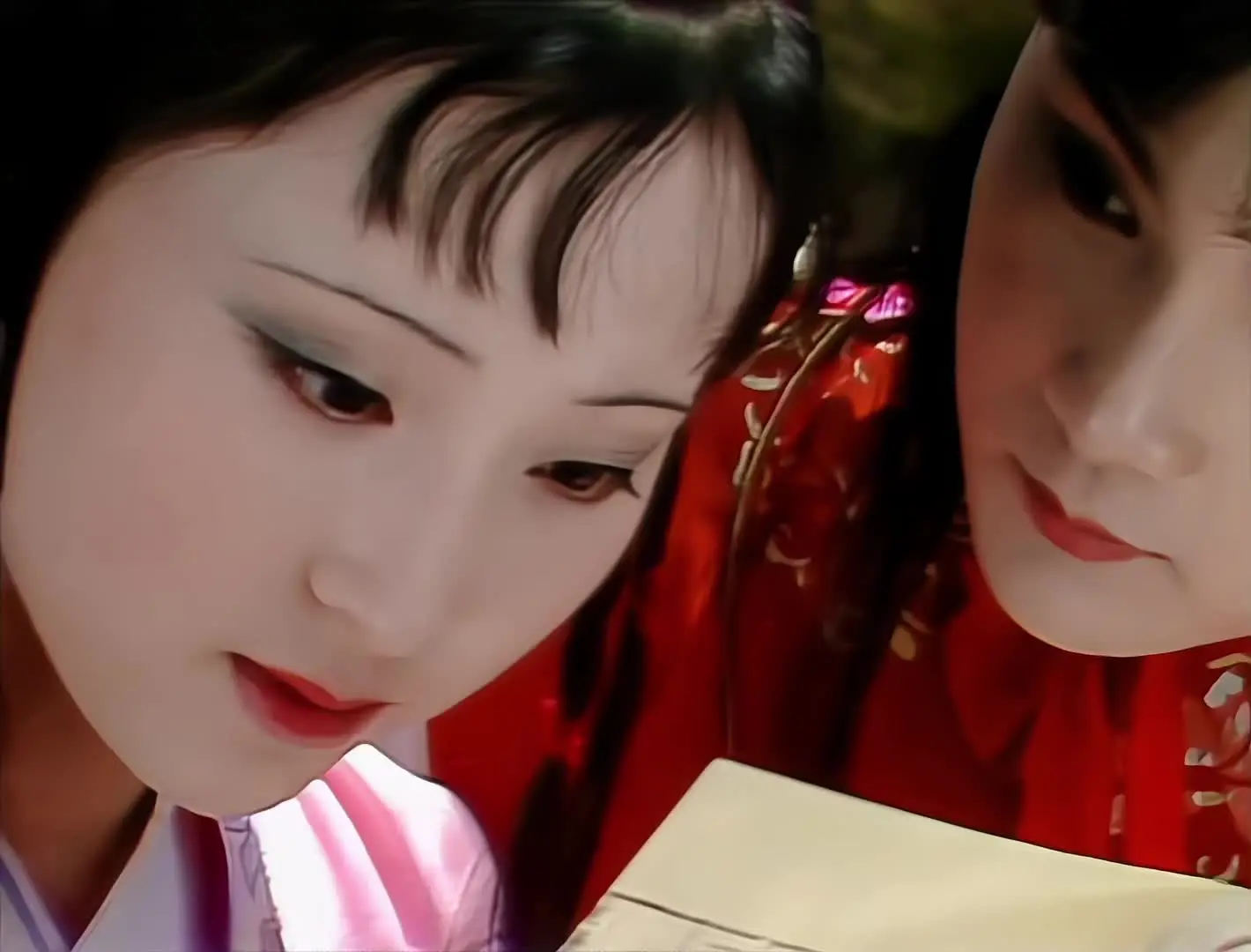 这样直勾勾的眼神不会让人感觉到亵渎，宝黛每一次的对视，表达的爱意都十分浓烈