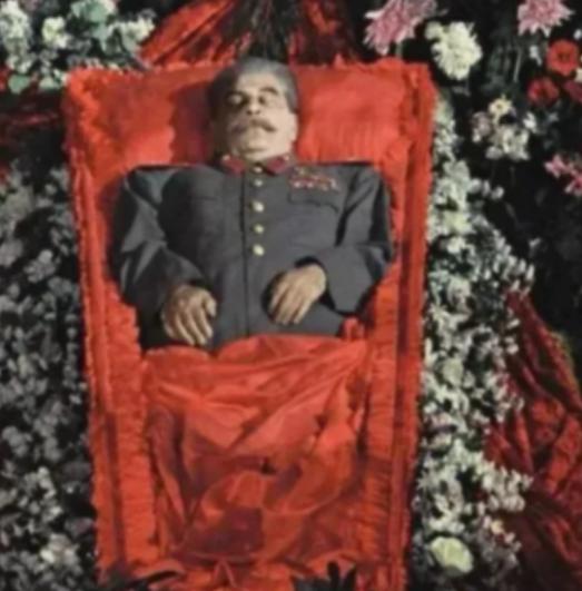 1961 年深夜，苏联紧急行动！斯大林遗体秘密移出列宁墓：金纽扣被更换，秘密安葬