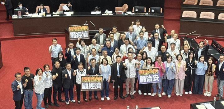 8月14日，立法机构上演了一场表决大战，蓝绿白三方在议事厅里摆开阵势，最终砍掉4