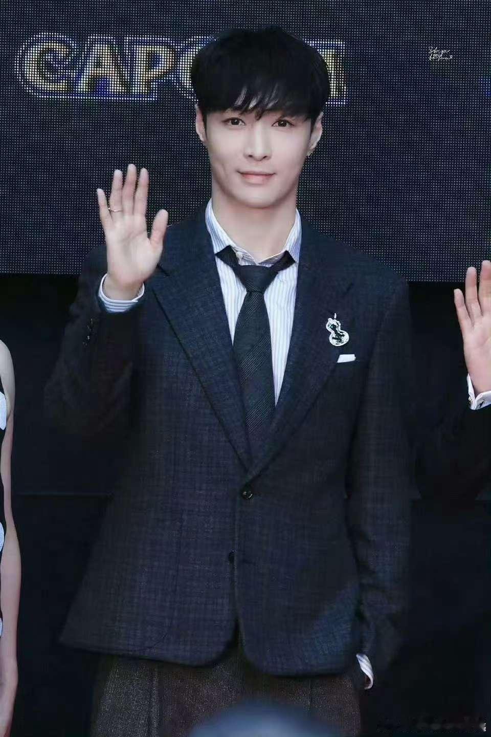 张艺兴东京电影节红毯造型张艺兴东京电影节造型张艺兴东京电影节红毯造型，帅啊，[送