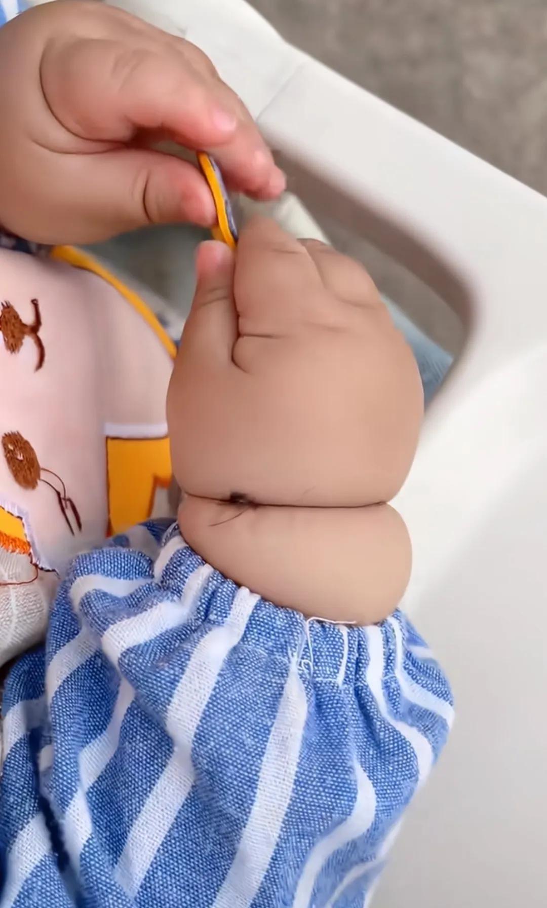 万万没想到，蚊子竟然被夹死了！[笑哭]