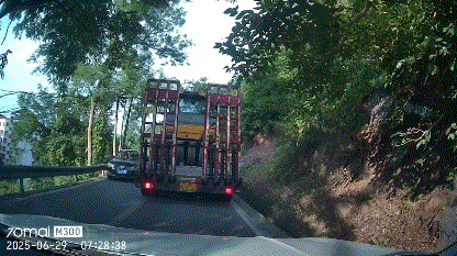 像这种情况怎么躲？还是要远离货车，卡车，还有各种特种车辆，你真的不知道司机或者装