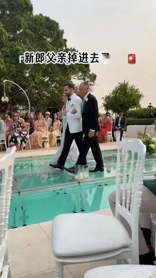 这是国外一个婚礼现场。
新郎的父亲突然在舞台上一脚踩空，不慎掉进了玻璃舞台下面的