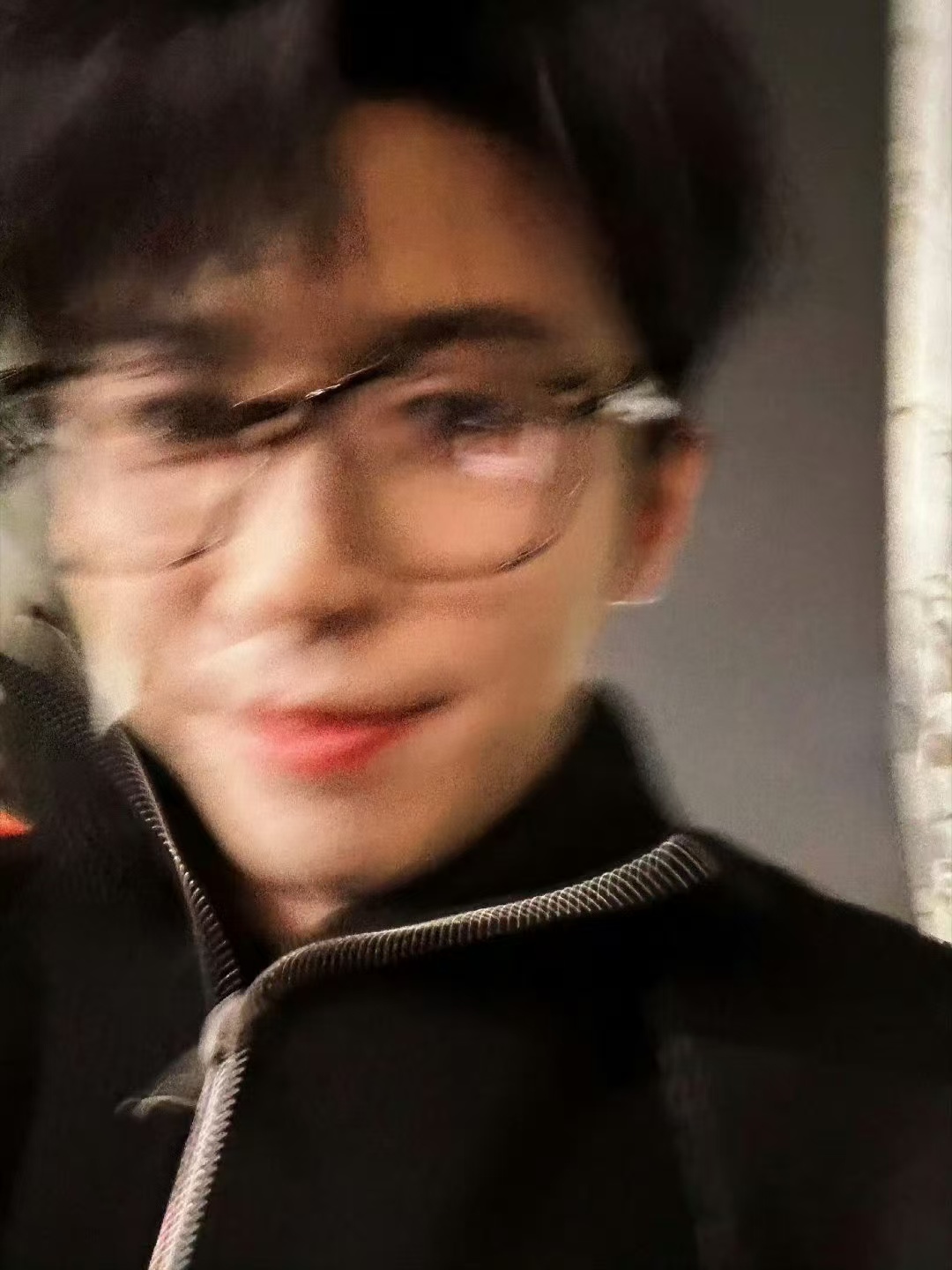 赵小童下班路透  赵小童下班路透来了，沐浴一下北京的路灯，隔着屏幕都已经感受到开