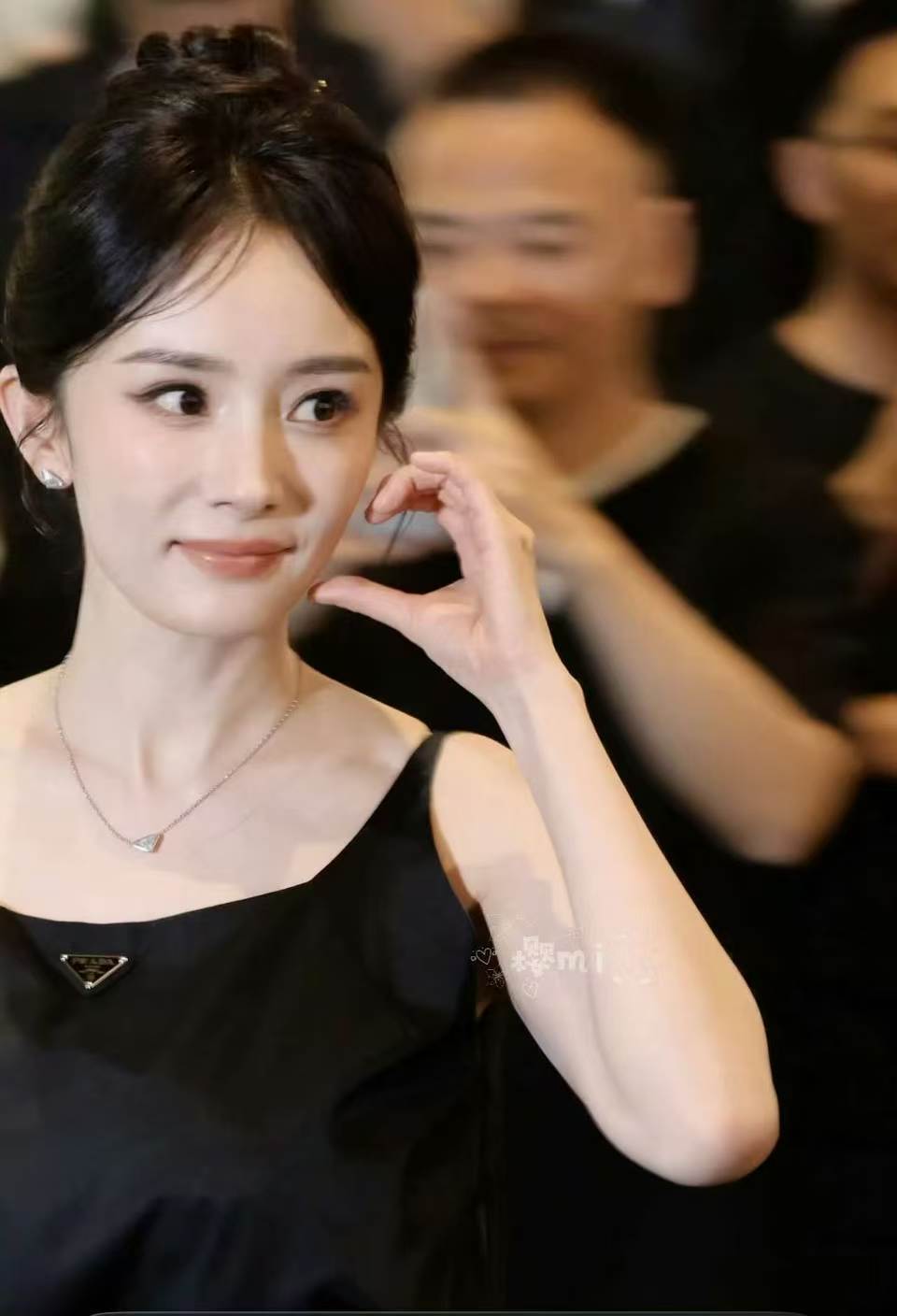 杨幂对粉丝脸颊比心杨幂脸颊比心饭撒杨幂对粉丝脸颊比心饭撒❤️，