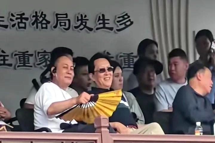 演了几次伟人，真把自己当伟人？
张光北和唐国强同台那幕，全网都在刷这句。
现场视
