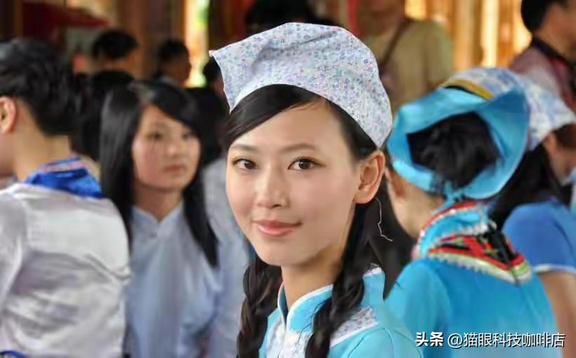 第一次去福建土楼，当地阿婆拉着我聊天。她说的每个字我都认识，但连在一起，我一句没