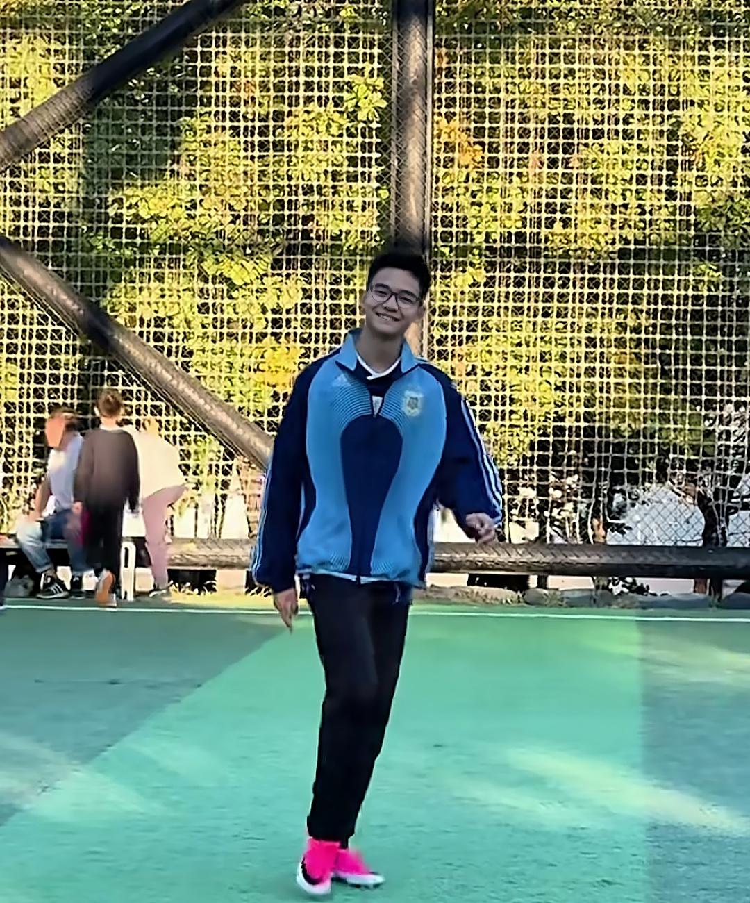 阿迪前妻王妍带着儿子骏骏去踢球。有人问骏骏'：‘’你是外国人吗？‘’骏骏说：‘’