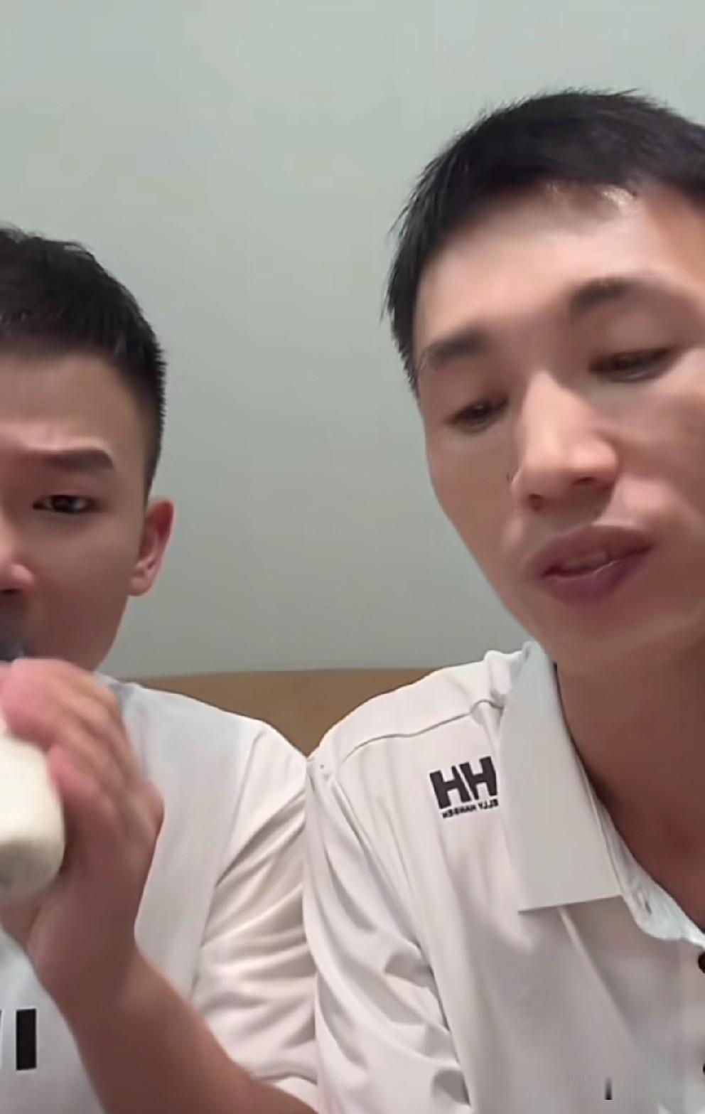 李鑫身边来好人了，这是要好起来了！李鑫的直播间来了一位男性朋友，据他说是他多年的