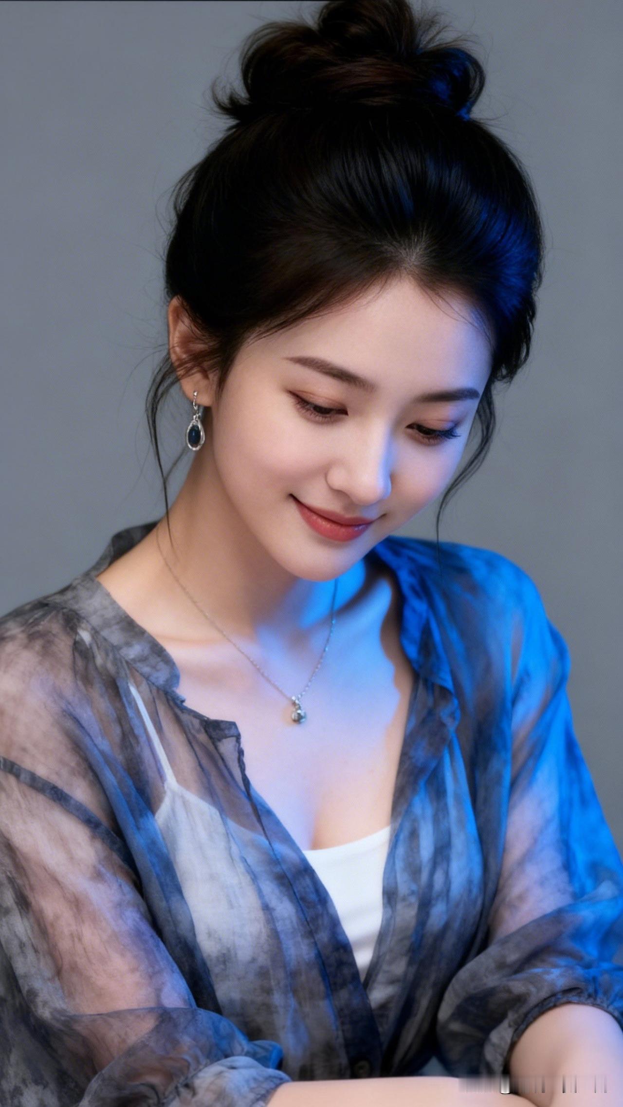 蓝衣美人笑，笑语盈盈处。你认为漂亮的女人什么时候最迷人 优雅蓝调，温柔低眉，气质