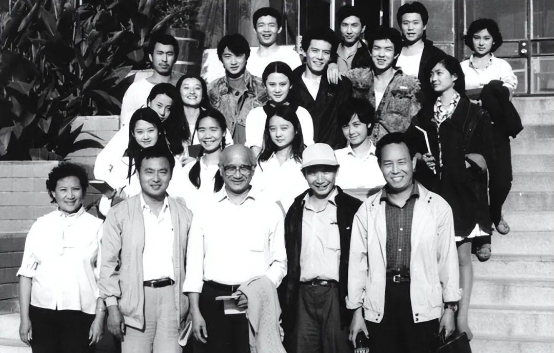 北京电影学院1988级表演系本科班的知名同窗，有蒋雯丽、许晴、邵峰、杨青、李婷等
