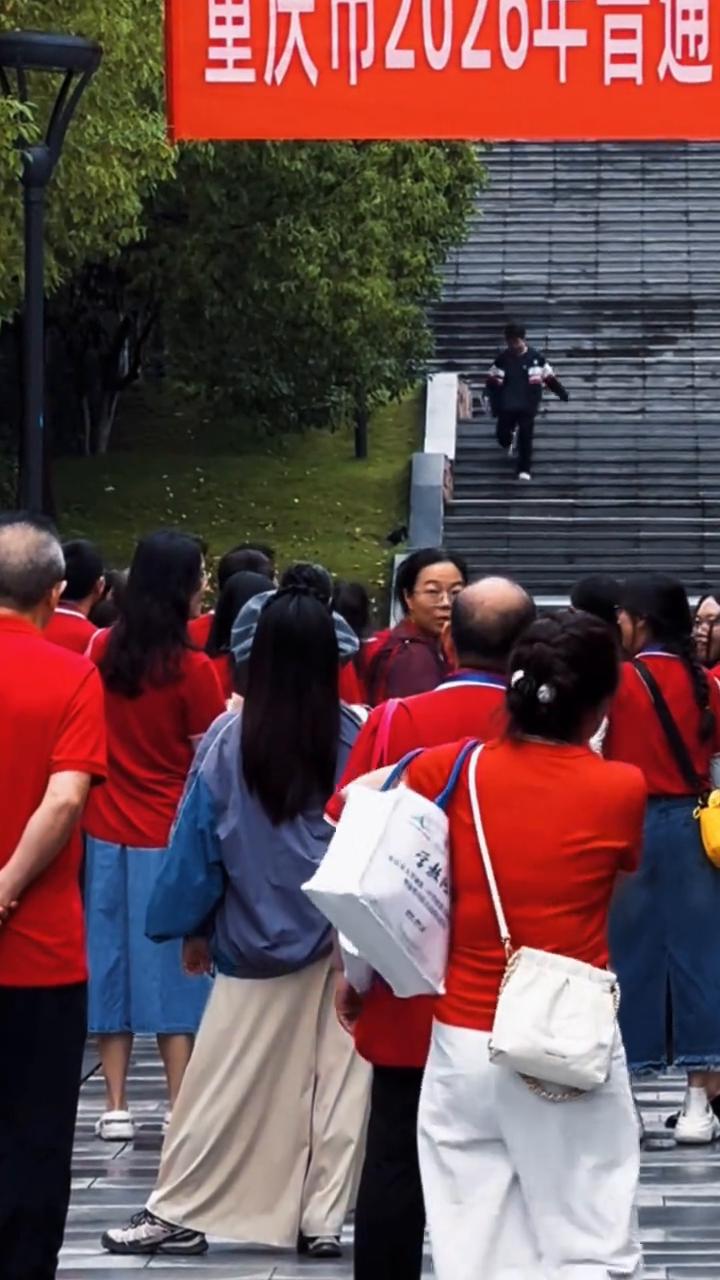 重庆学霸首个交卷，全场聚焦掌声齐鸣。
第一个出来的，所有人的目光都聚焦在他身上。