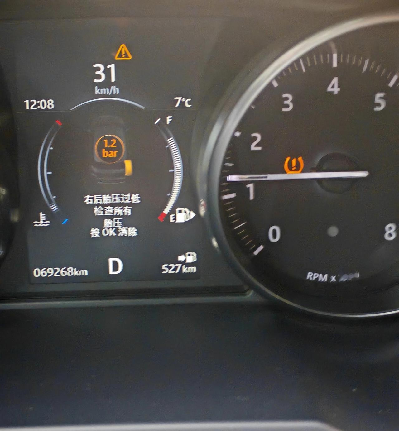 汽车报警胎压过低❗️
我就知道轮胎肯定扎到东西了[捂脸]
我开到轮胎店去修，老板