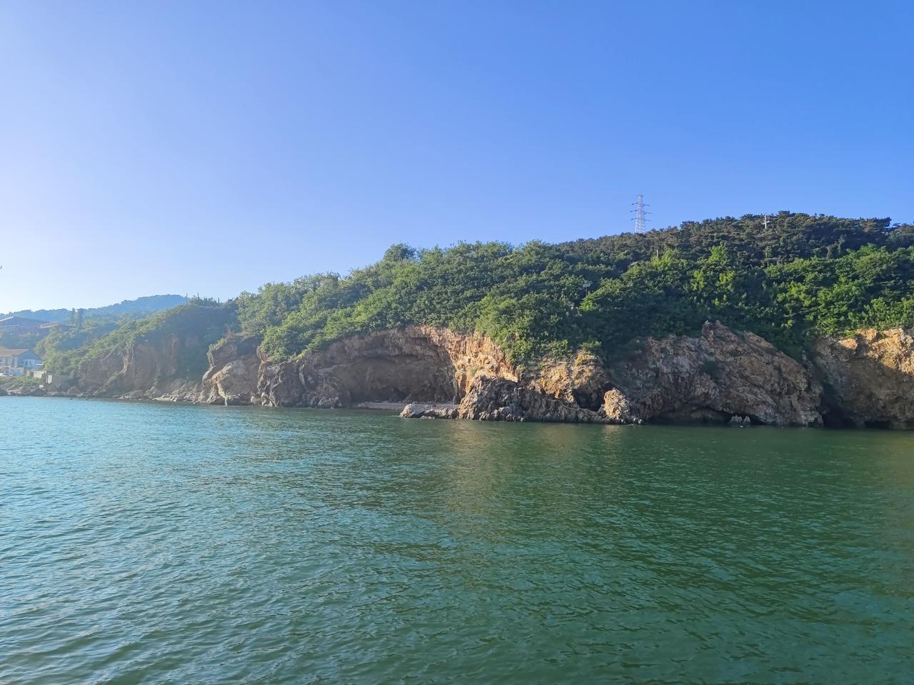 长岛八仙洞（也叫聚仙洞，九丈崖另有仙姑洞）流传两套完整传说，一套神话仙话版，一套