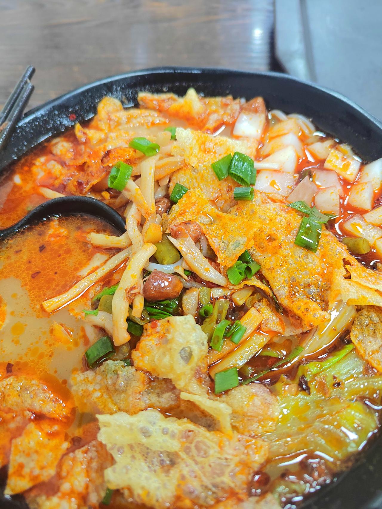 其实堂食比外卖更划算，同样是12块钱一碗的螺蛳粉，来到店里时，分量明显就多了，而