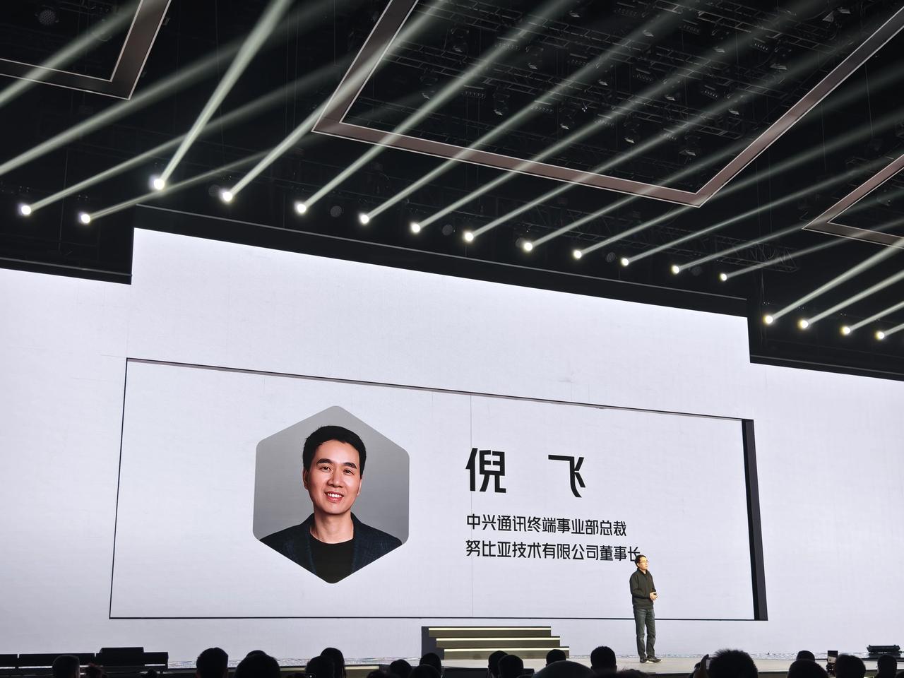 好久不见倪飞了，刚从德国回来，说国外手机更卷[马思纯的微笑] ​​​
