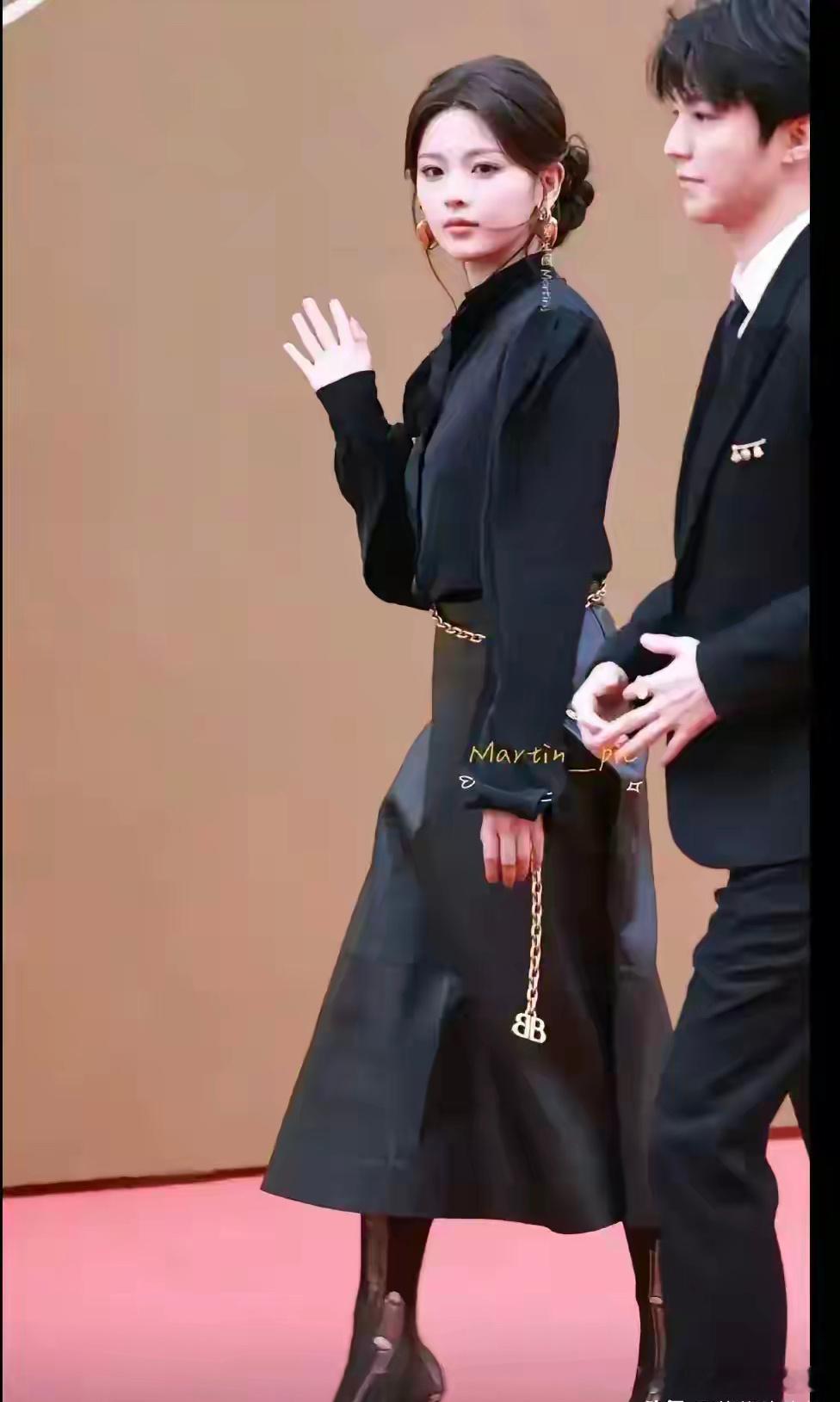 有时候真理解不了娱乐圈的审美 杨超越的袜子真的好炫，一个洞是尴尬，十个洞是时尚。