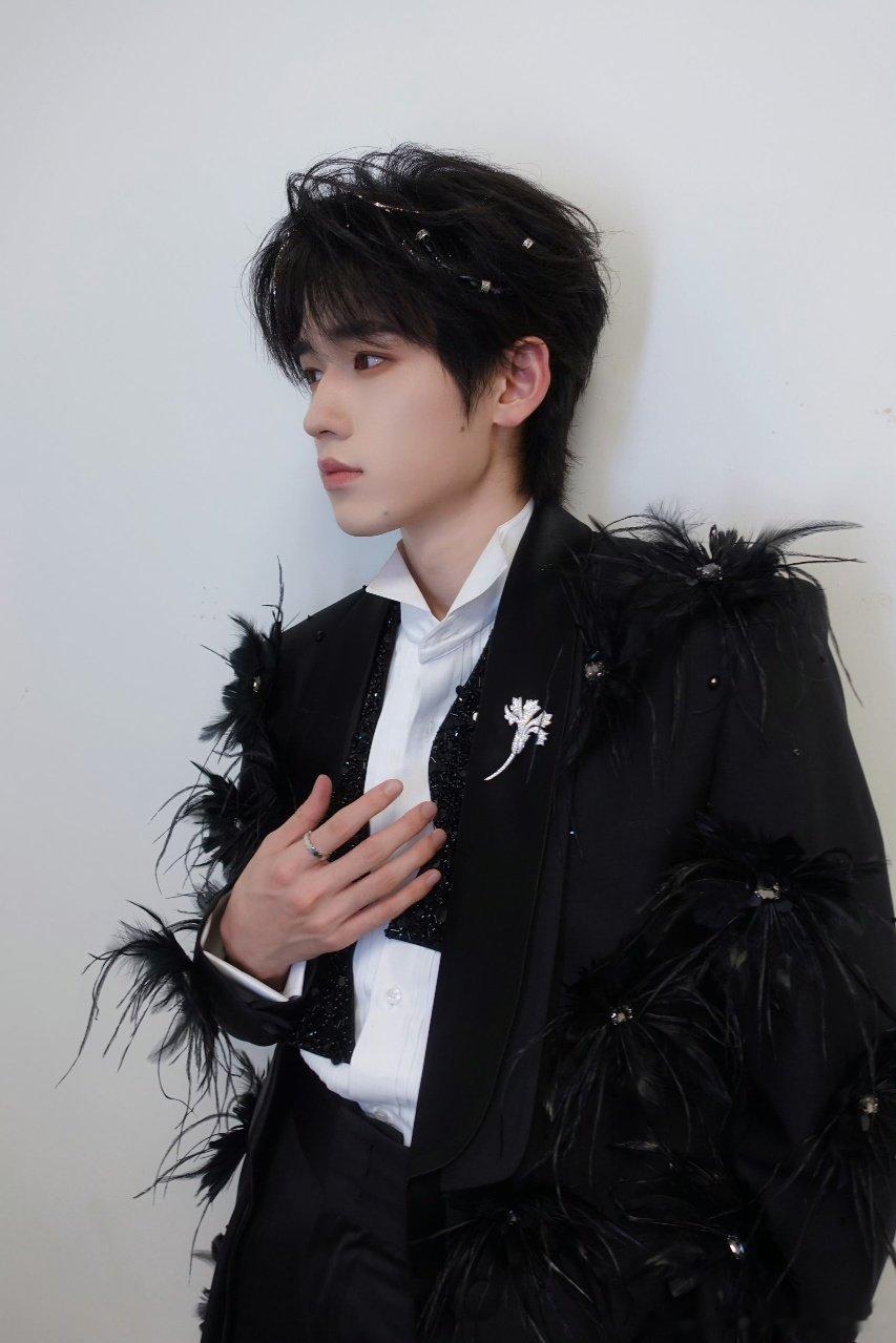 宋亚轩新音solo舞台妆造 宋亚轩whoknows九宫格 宋亚轩新音solo妆造