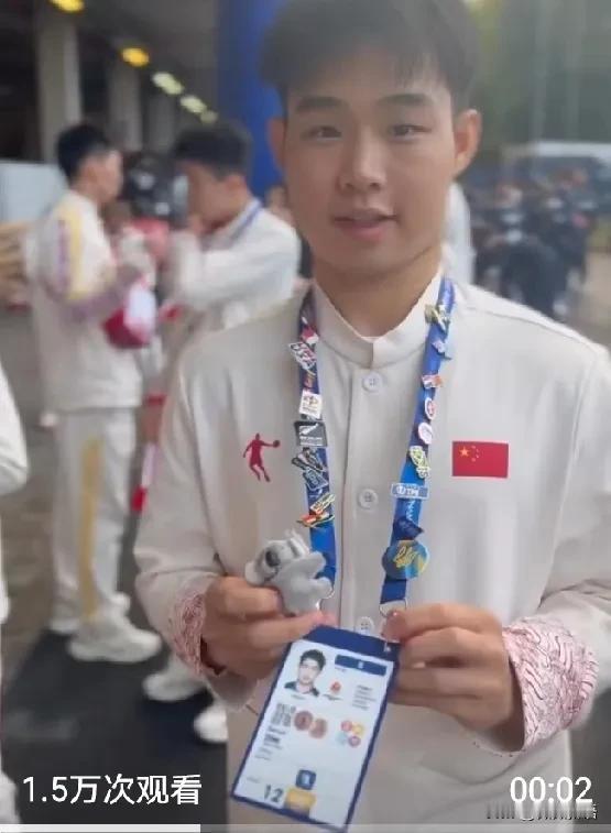 曾蓓勋换到了这么多好看的pin呢。
昨天是2025德国大运会开幕式，曾蓓勋展示了