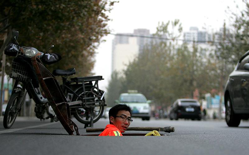 以案说法：一个小伙子骑电动车，发现路边一个井盖丢了，很危险，于是逆行回来告诉警察